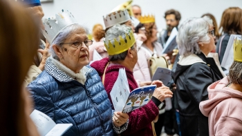 Imagem de Utentes da ‘Garouta do Calhau’ cantam ‘Os Reis’ no parlamento (vídeo)