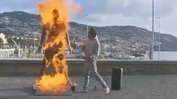 Imagem de Homem que incendiou estátua de Ronaldo conduzido ao hospital (vídeo)