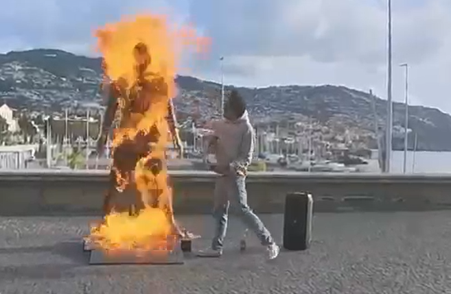 Imagem de Homem que incendiou estátua de Ronaldo conduzido ao hospital (vídeo)