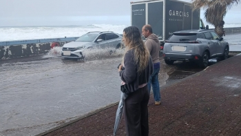 Imagem de Mar agitado fez estragos numa embarcação e num carro (vídeo)