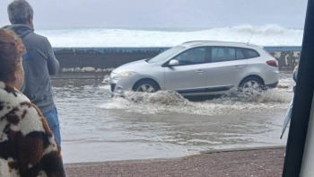 Imagem de Forte ondulação deixa rasto de destruição no Paul do Mar (áudio)