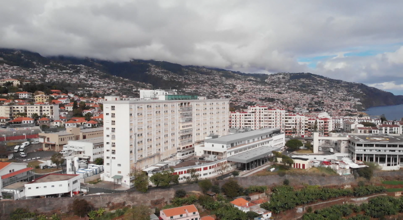 Imagem de PSD, Chega e IL criticam protestos no parlamento sobre venda do hospital Dr. Nélio Mendonça
