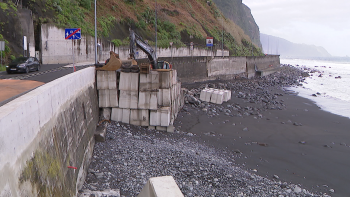 Imagem de Obras na frente mar de São Vicente estão a gerar controvérsia (vídeo)