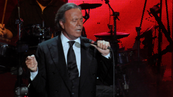 Imagem de Duas mulheres denunciam cantor Julio Iglesias por agressões sexuais e tráfico humano