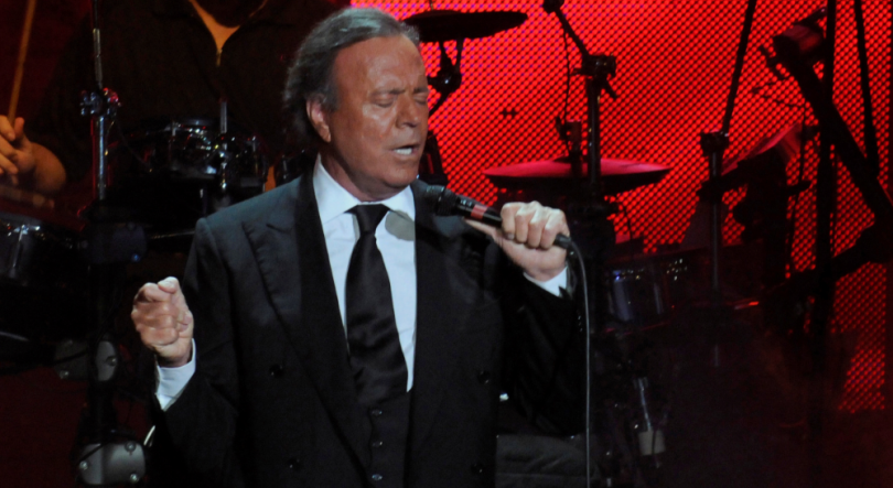 Imagem de Duas mulheres denunciam cantor Julio Iglesias por agressões sexuais e tráfico humano