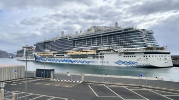 Imagem de Porto do Funchal com dia de muito movimento