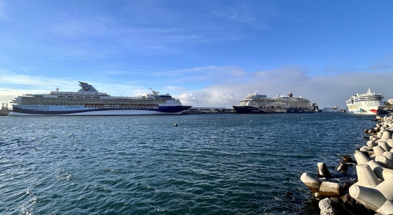 Imagem de Três navios de cruzeiro no porto do Funchal