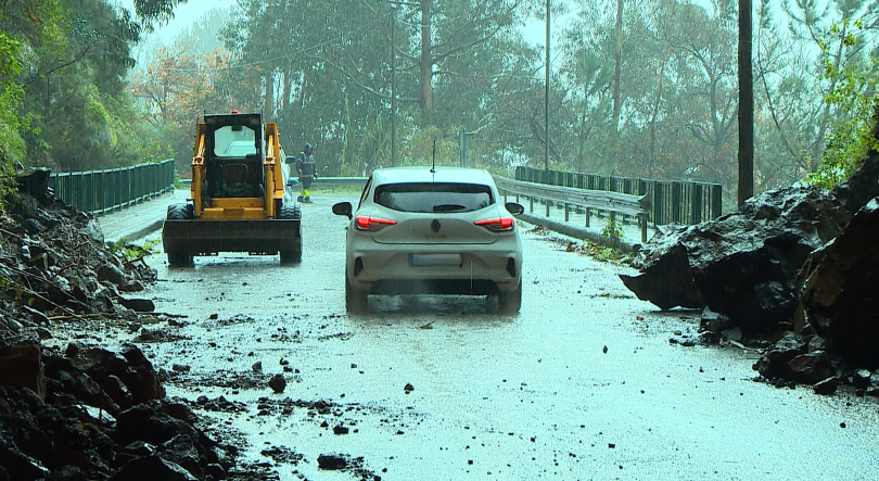 Imagem de Cerca de 500 moradores ficaram mais de 24 horas isolados (vídeo)