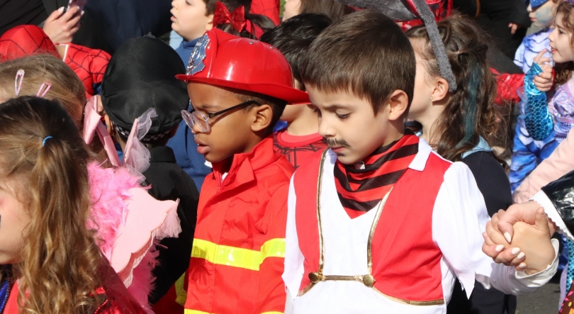 Imagem de Muitas crianças no cortejo das escolas de Machico