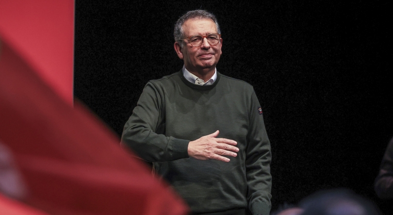 Imagem de Seguro doa 1.500 metros de material para cartazes para fazer lonas de cobertura de casas