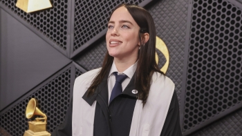 Imagem de Billie Eilish, Bad Bunny e Olivia Dean defendem imigrantes na noite dos Grammy