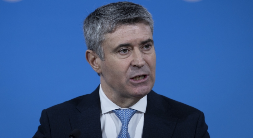 Imagem de José Luís Carneiro formaliza recandidatura à liderança do PS