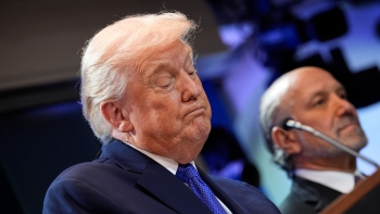 Imagem de Trump anuncia aumento da nova taxa global de 10% para 15%