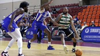 Imagem de Sporting vence FC Porto e ergue Taça de Portugal de basquetebol pela nona vez