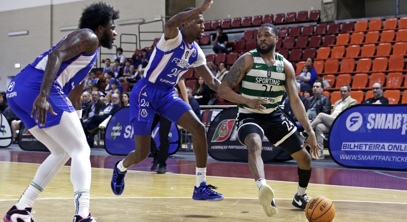 Imagem de Sporting vence FC Porto e ergue Taça de Portugal de basquetebol pela nona vez