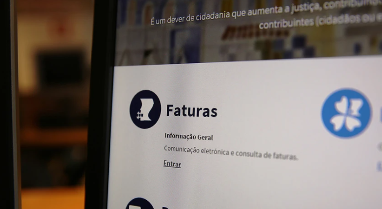 Imagem de Contribuintes têm até hoje para validar faturas do IRS de 2025 e comunicar agregado