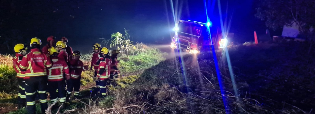Imagem de Três corporações de bombeiros combatem um incêndio na Ribeira Brava