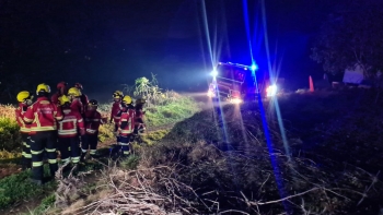 Imagem de Três corporações de bombeiros combatem um incêndio na Ribeira Brava