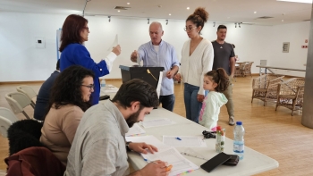 Imagem de Pessoas vão votar depois do almoço na Ponta do Sol (vídeo)