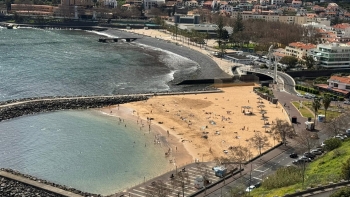 Imagem de ‘Sol de inverno’ leva dezenas de banhistas à Praia de Machico (vídeo)