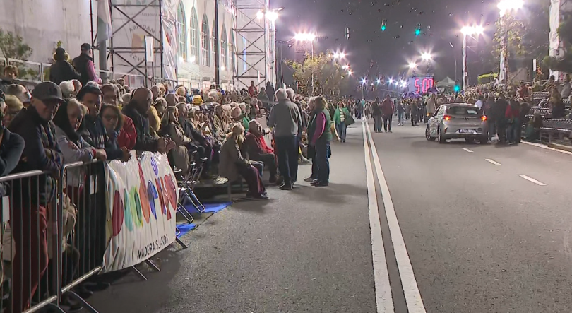 Imagem de Avenida Sá Carneiro cheia para o Cortejo de Carnaval (vídeo)