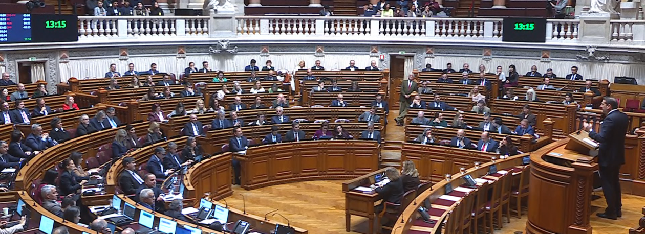 Imagem de Parlamento aprova diplomas para alterar subsídio social de mobilidade