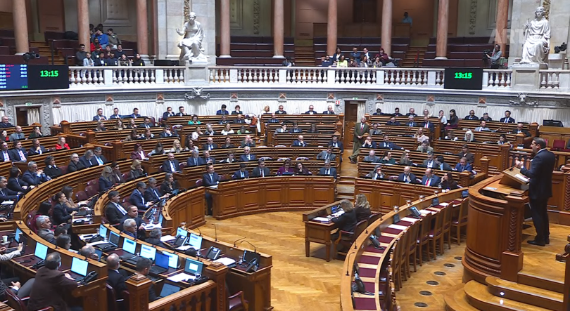 Imagem de Parlamento aprova diplomas para alterar subsídio social de mobilidade