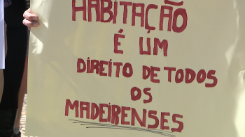 Imagem de Grupo de cidadãos manifestou-se à porta da Quinta Vigia (vídeo)