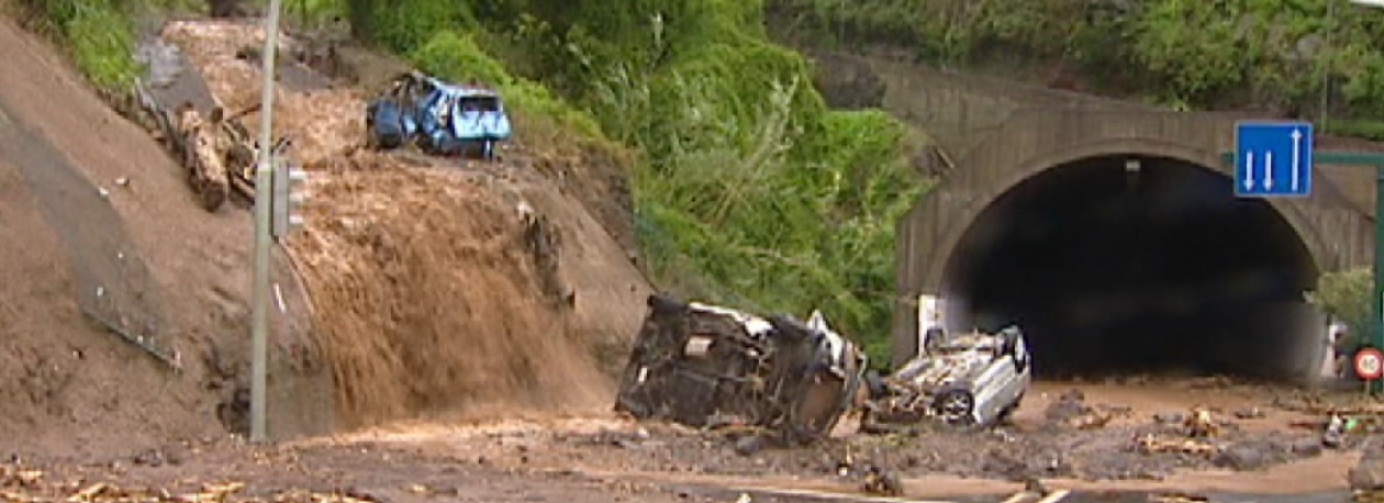 Imagem de 16 anos depois, famílias ainda vivem sem lar após aluvião (vídeo)