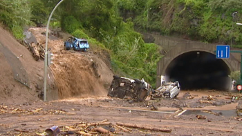 Imagem de 16 anos depois, famílias ainda vivem sem lar após aluvião (vídeo)