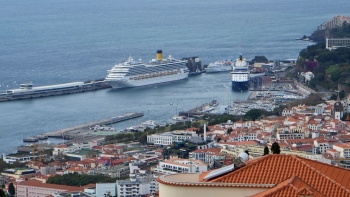 Imagem de Domingo de movimento no Porto do Funchal