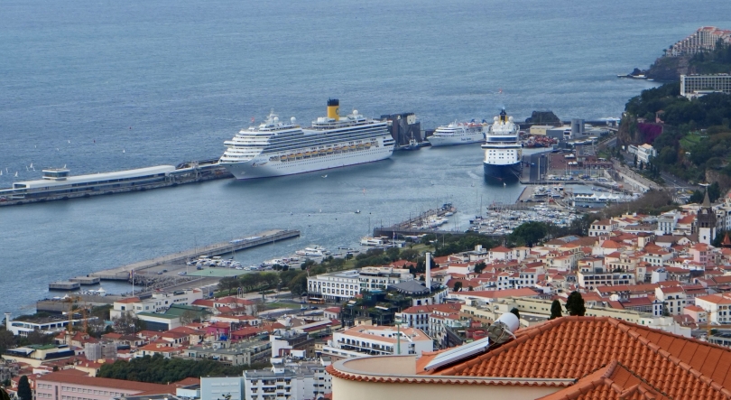 Imagem de Domingo de movimento no Porto do Funchal