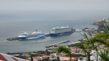 Imagem de Porto do Funchal a receber dois navios de cruzeiro