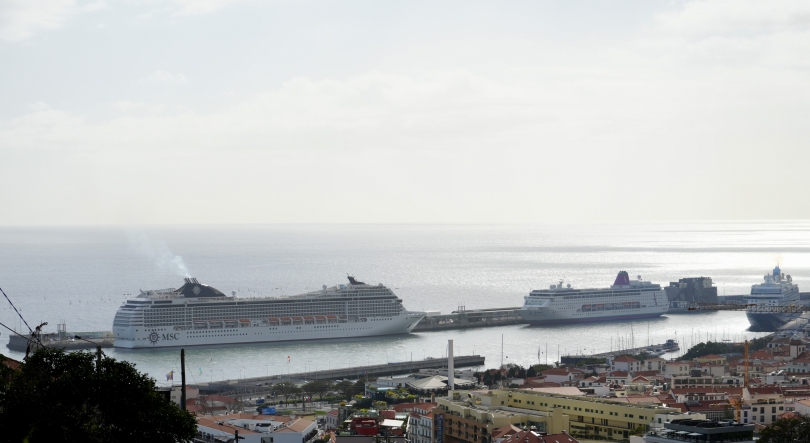 Imagem de Porto do Funchal a receber três navios de cruzeiro