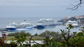 Imagem de Porto do Funchal a receber quatro navios de cruzeiro