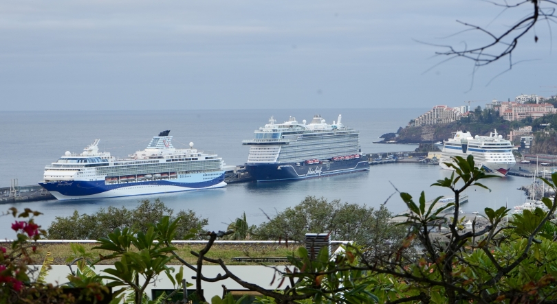 Imagem de Porto do Funchal a receber quatro navios de cruzeiro