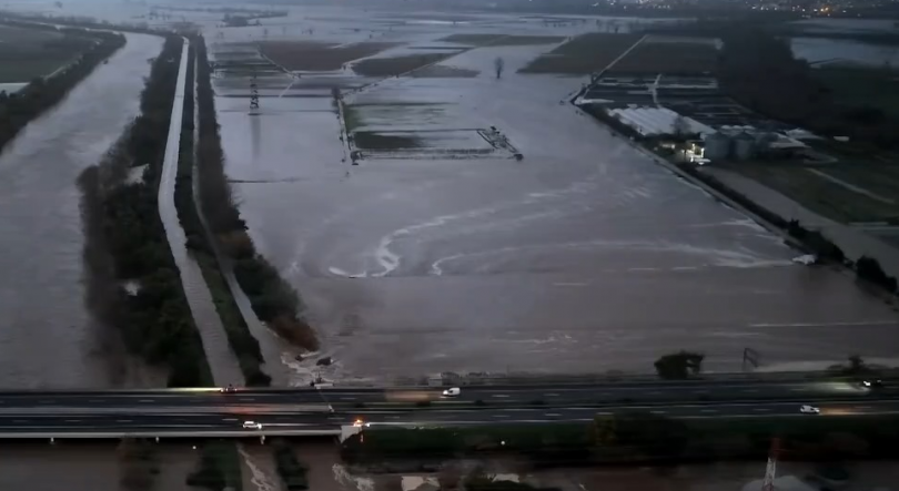 Imagem de Margem direita do canal do rio Mondego rebentou junto à A1