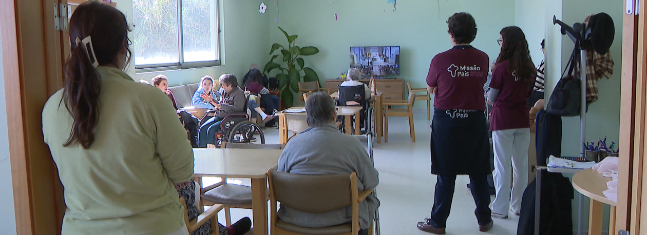 Imagem de 60 jovens ajudam a comunidade do Porto da Cruz (vídeo)