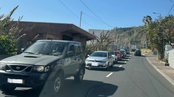 Imagem de Trabalhos na via congestionam trânsito no Lugar de Baixo