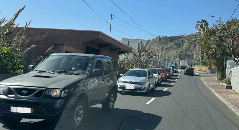 Imagem de Trabalhos na via congestionam trânsito no Lugar de Baixo