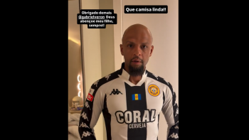 Imagem de Ex-internacional do Brasil recebe equipamento do CD Nacional: “Que camisa linda!” (vídeo)