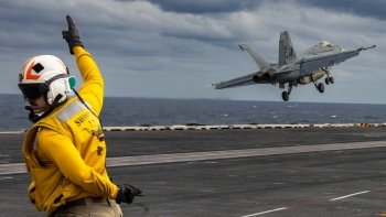 Imagem de Irão diz ter atingido porta-aviões USS Abraham Lincoln, EUA negam