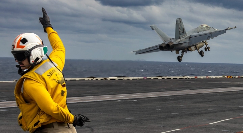 Imagem de Irão diz ter atingido porta-aviões USS Abraham Lincoln, EUA negam