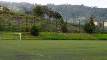 Imagem de Campo do Porto da Cruz sem bancadas gera críticas ao Governo Regional (áudio)