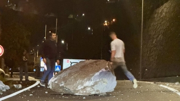 Imagem de Pedra de grande porte bloqueia estrada na Ribeira Brava