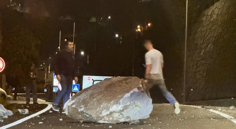 Imagem de Pedra de grande porte bloqueia estrada na Ribeira Brava