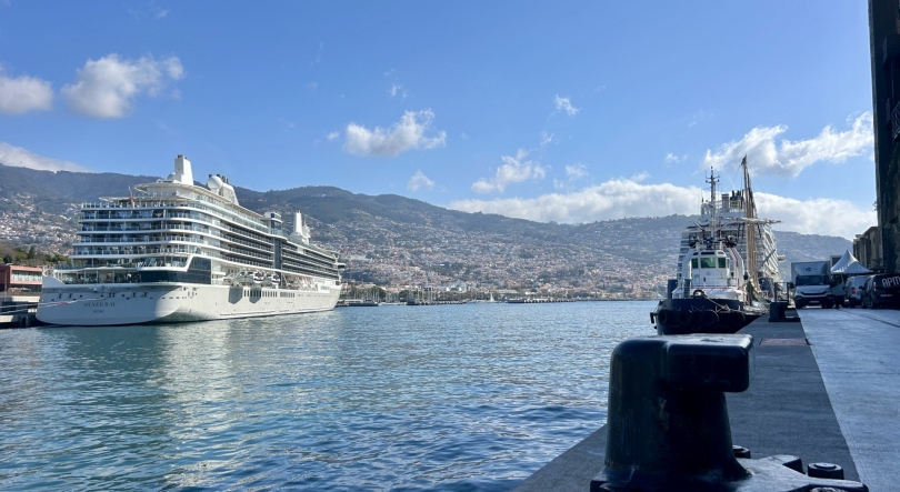 Imagem de Dois cruzeiros de luxo no Funchal