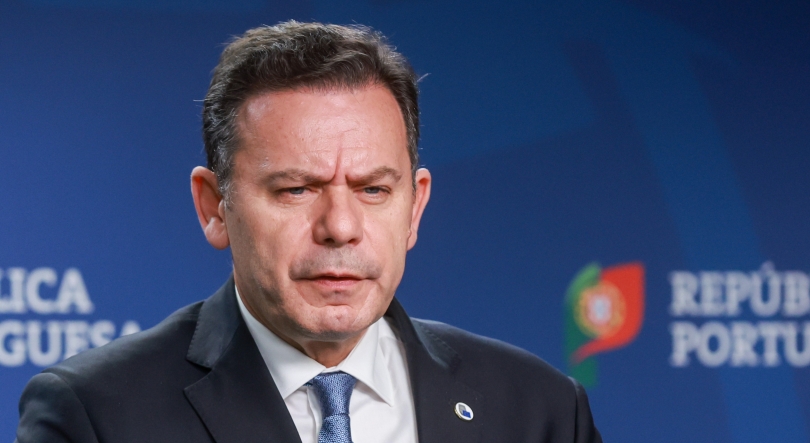 Imagem de Montenegro nega intenção de esconder informação e divulga 13 clientes da Spinumviva