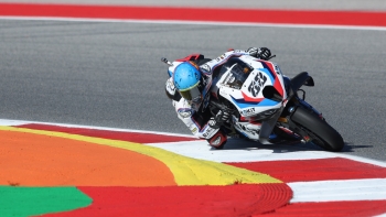 Imagem de Miguel Oliveira no pódio da primeira corrida de Superbikes no Algarve