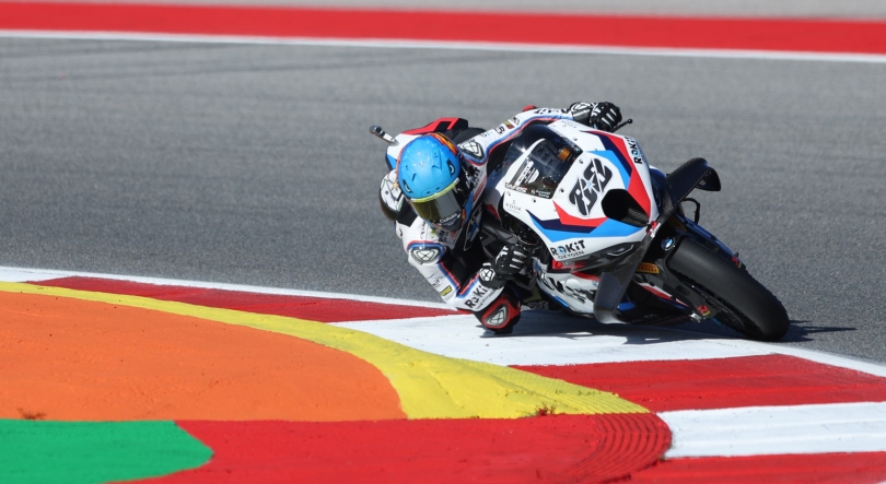 Imagem de Miguel Oliveira no pódio da primeira corrida de Superbikes no Algarve